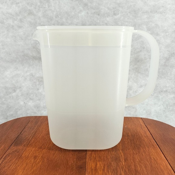 Tupperware Pitcher White Plastic 2 Quart Kitchen Serving Container Lid 1530-13 - Picture 1 of 7